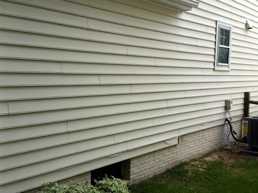 After: The same vinyl siding after a soft wash, evenly clean with no green streaks